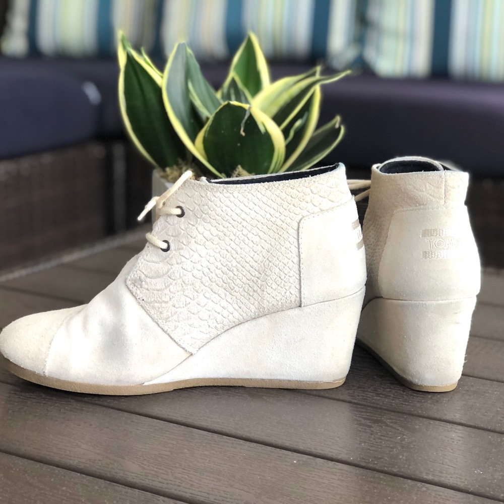 Toms Ankle Boots in tan suede size W9